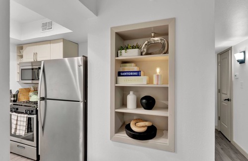 Clarksville Apartment | Walkable 1st-Floor Austin Stay – King Bed, Pet Friendly, Free Parking, Sleeps 10