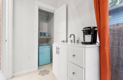 Holly Villa | Walkable 3-home 3,800 sq-ft Villa