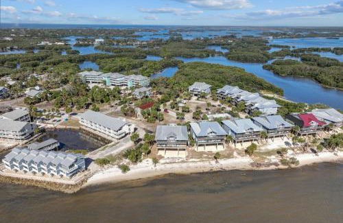 Cedar Key Apartment | Walkable Beachfront Retreat on Cedar Key!