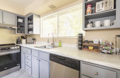 Education Hill Apartment | Walkable condo in heart of vibrant D/n Redmond, m/s from Microsoft, woodinville