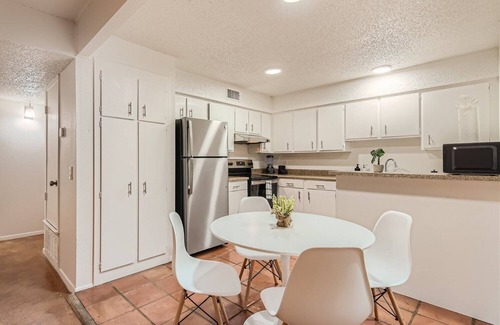 Bouldin Apartment | Walkable Dtwn 2B Getaway | Sleeps 6 | Pool, Prkg