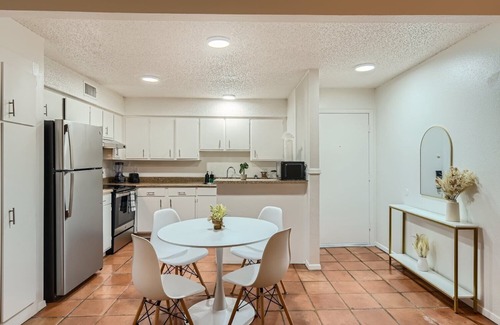 Bouldin Apartment | Walkable Dtwn 2B Getaway | Sleeps 6 | Pool, Prkg