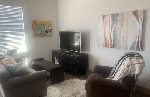 East Cesar Chavez Apartment | Walkable East Austin Studio - Perfect for Conventions /SXSW