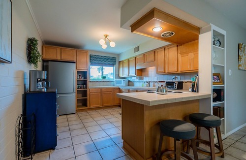 South Scottsdale Condo | Walkable Old Town Scottsdale. 2 BR 1st Fl. Heated Pool.