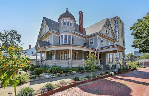 Springfield Villa | Walkable to MSU, Downtown, & Hammonds Stadium!