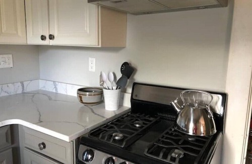 Old West Side House | “Walkers’ Paradise”-Old Westside 2nd floor Apartment in Historic House