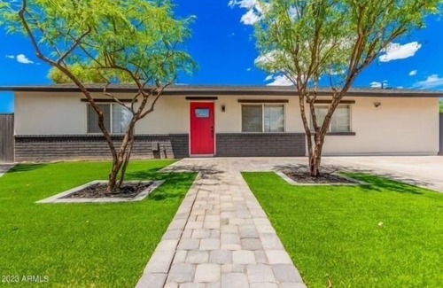 Maryvale House | Walking distance to a family recreation park 5 minutes to shopping centers