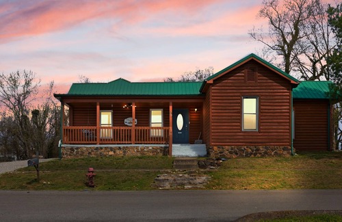 Burnside Cabin | Walking distance to Burnside marina! Views of beautiful Lake Cumberland!