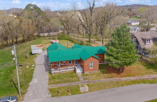 Burnside Cabin | Walking distance to Burnside marina! Views of beautiful Lake Cumberland!