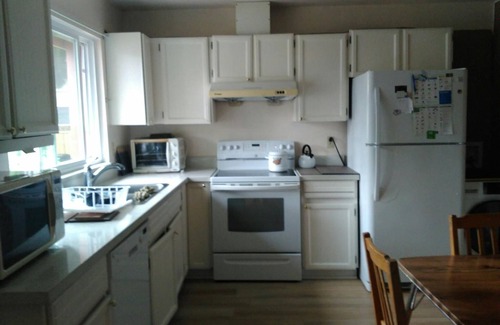 Port Moody House | Walking distance to skytrain 3 bedrooms upper floor house bright and clean