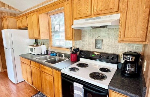 Marion Cottage | Walking Distance to Lake James: Private Resort Amenities