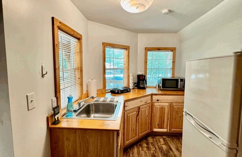 Marion Cabin | Walking Distance to Lake James: Resort Amenities