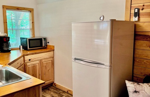 Marion Cabin | Walking Distance to Lake James: Resort Amenities