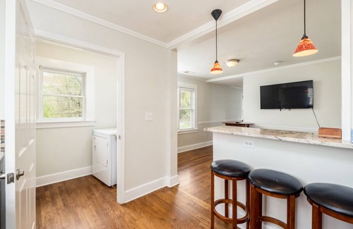 Commonwealth Park House | Walking distance to restaurants, breweries and bars!