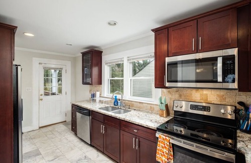 Commonwealth Park House | Walking distance to restaurants, breweries and bars!