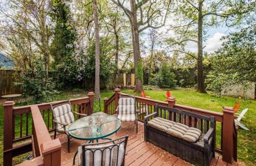 Commonwealth Park House | Walking distance to restaurants bars and breweries