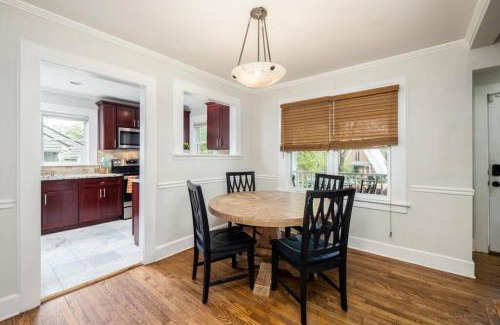 Commonwealth Park House | Walking distance to restaurants bars and breweries