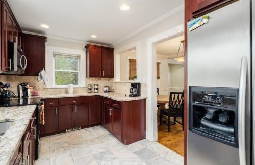 Commonwealth Park House | Walking distance to restaurants bars and breweries