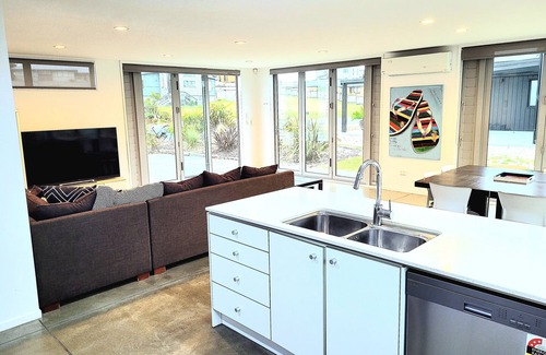 Ruakaka House | Walking distance to Ruakaka Beach