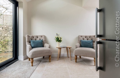 Burford Cottage | WALL COTTAGE, family friendly, with a garden in Burford