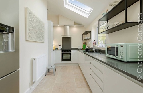 Burford Cottage | WALL COTTAGE, family friendly, with a garden in Burford