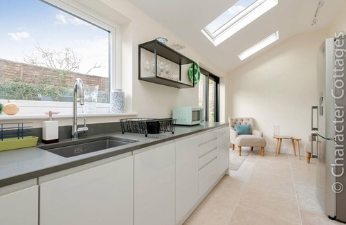 Burford Cottage | WALL COTTAGE, family friendly, with a garden in Burford