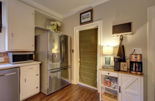 Texarkana House | Walnut Manor - Be Our Guest – Ideal for Business Professionals and Families.