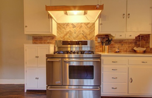 Texarkana House | Walnut Manor - Be Our Guest – Ideal for Business Professionals and Families.