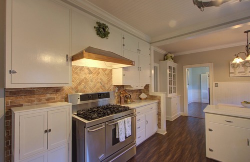 Texarkana House | Walnut Manor - Be Our Guest – Ideal for Business Professionals and Families.