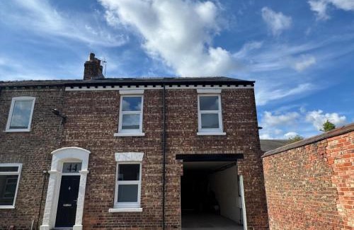 York House | Walpole House - Hot Tub, Games Room, Sleeps 12