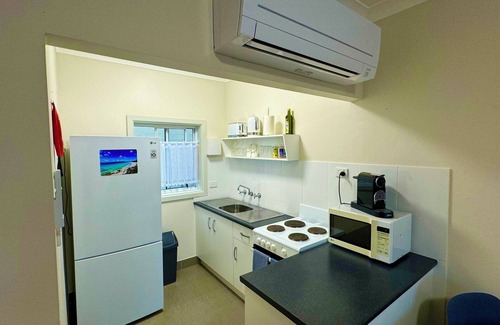Hyams Beach Apartment | Walters Holiday Flats @ Hyams Beach (Flat 3) - Book 7 nights pay for only 6*