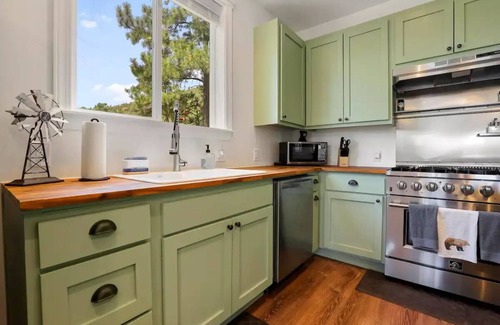 Strawberry Cabin | Wandering Pines - Scenic and peaceful getaway