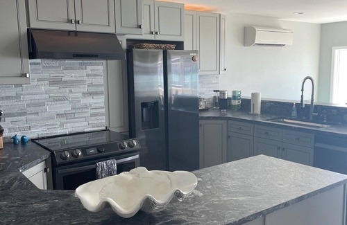 Tacoma House | Wanderlust Beach retreat is a home set directly on the beach in Browns Point.