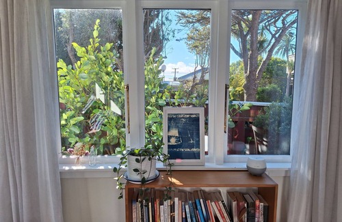 Pukerua Bay House | Warm and colourful, with beach and birdsong
