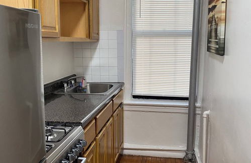 Fort George Apartment | Warm and cozy room near the train station that will take you to explore the city