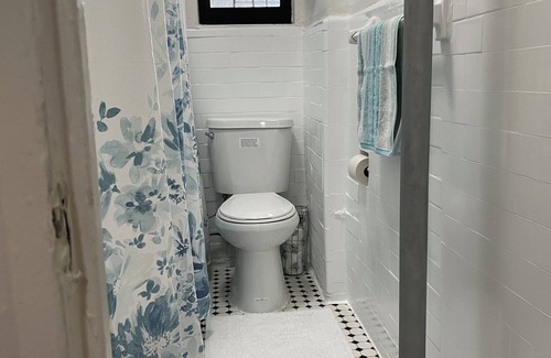 Fort George Apartment | Warm and cozy room near the train station that will take you to explore the city