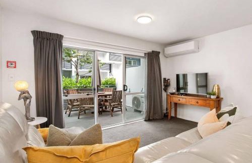 Christchurch City Centre Apartment | Warm and inviting - Free carpark
