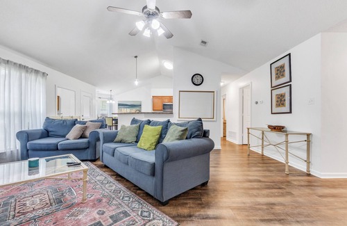 Southaven House | Warm & Charming 4-BR in the Heart of Southaven-Near Stateline, Silo Square.