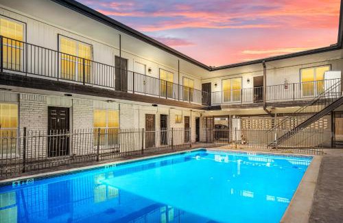 Houston Heights Apartment | Warm Heights 2BR with Pool & Free Parking