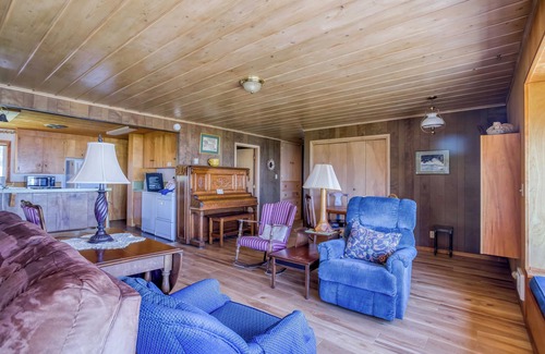 Waldport House | Warm, Inviting Family Home Gives You Panoramic Cliff Views of the Waldport Beach