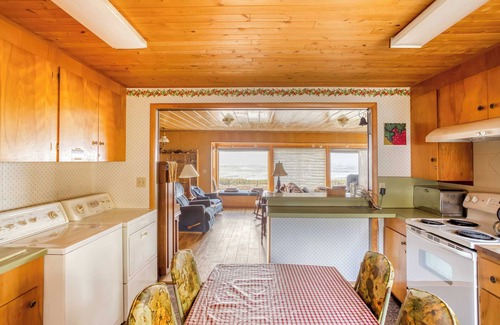 Waldport House | Warm, Inviting Family Home Gives You Panoramic Cliff Views of the Waldport Beach