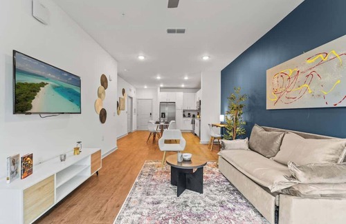 Bay Lake Apartment | Warm King Apt w/Pool & Gym Pet Friendly Near Parks