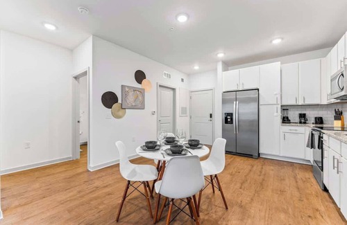 Bay Lake Apartment | Warm King Apt w/Pool & Gym Pet Friendly Near Parks