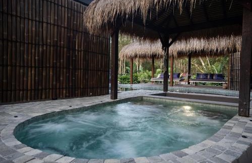 Coolum Beach House | Warm spa, pool & Fireplace - Coolum Bali Gardens