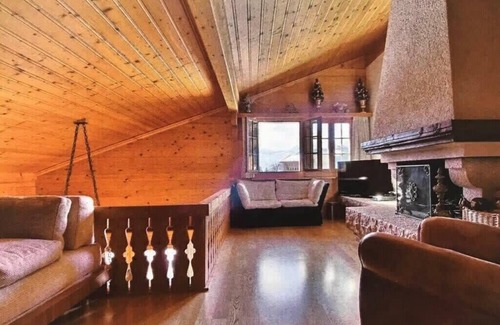 Schoenried Apartment | Warm Timbers Flat With Generous Living Area