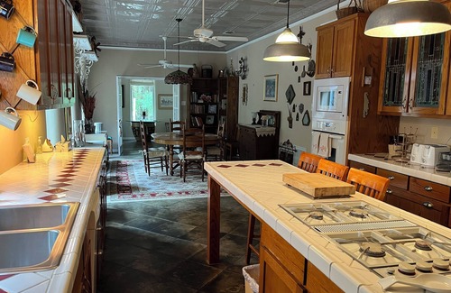 Gober House | Warm & Welcoming Texas Stay/Straw Bale Charm/Private Lake/Sleeps 6 adults