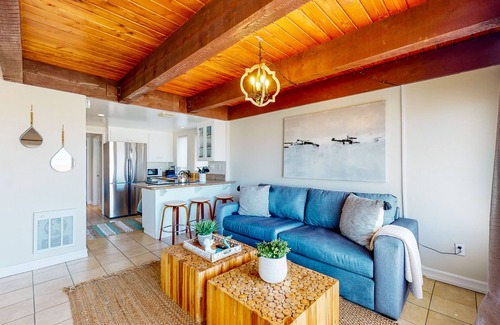 Old Towne Condo | Warming single-level beachfront condo home with full kitchen & patio
