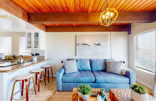 Old Towne Condo | Warming single-level beachfront condo home with full kitchen & patio