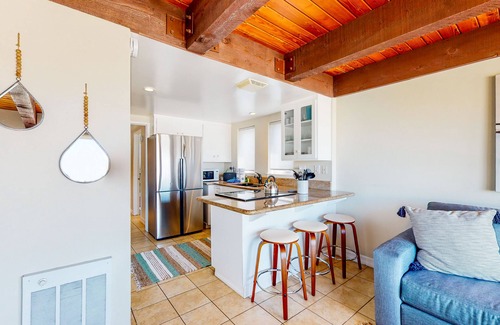 Old Towne Condo | Warming single-level beachfront condo home with full kitchen & patio