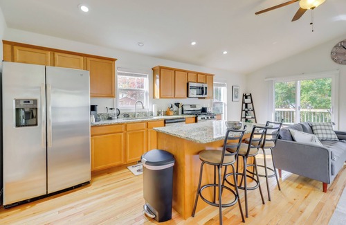 Warrenton House | Warrenton Gem: Walk to Downtown!